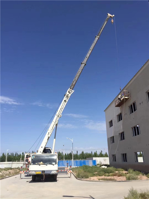 勃利县“轻装强干”—— 吊车的 “轻量化臂架” 技术